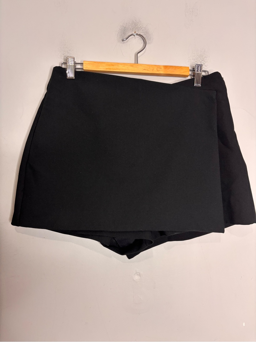 Zara Faux Wrap Front Black Mini Skort with Sleek Asymmetrical Hem, size L - Picture 4 of 13